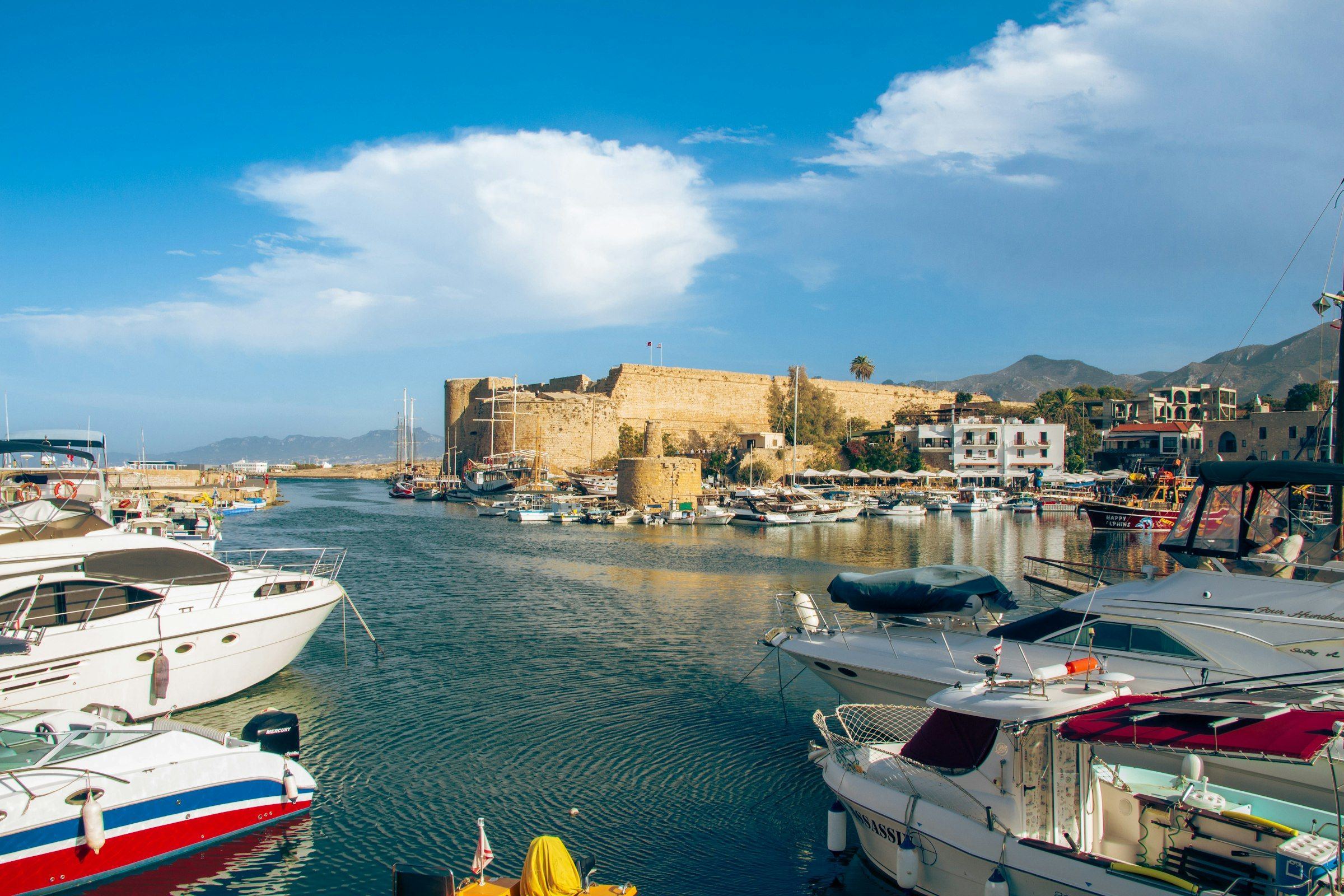 Girne Kalesi ve limanı